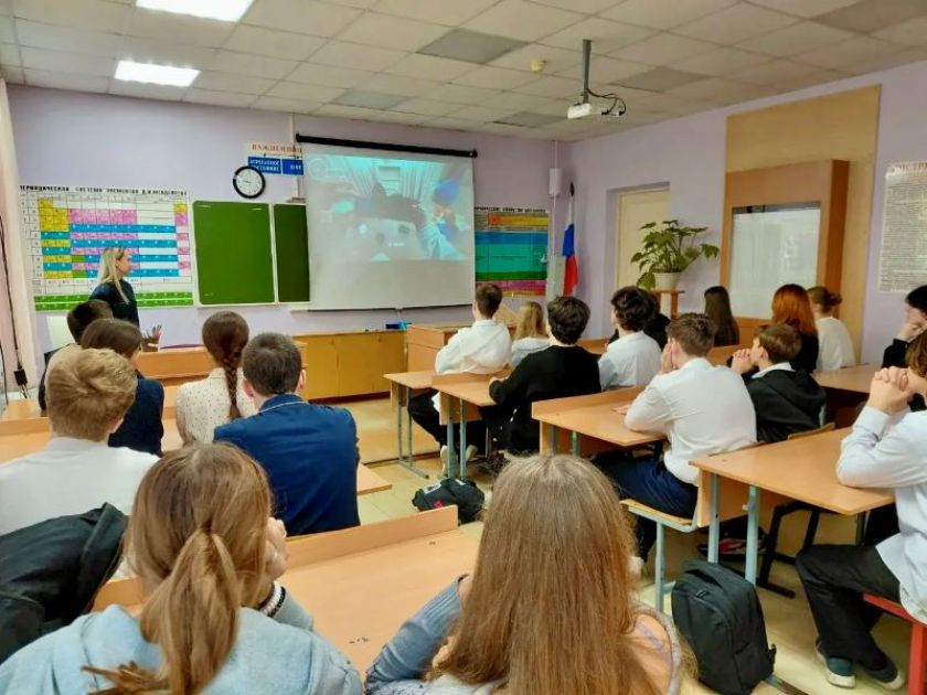 В Красногорске сотрудница полиции провела профилактические беседы с учащимися местных школ