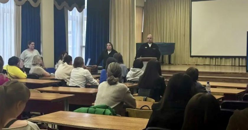 Полицейские в Красногорске приняли участие в родительском собрании в школе
