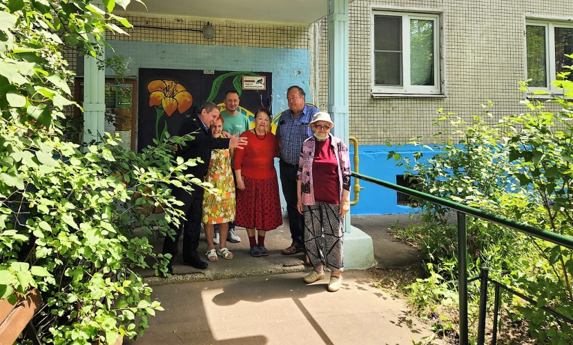 Госжилинспекция в содружестве с УК помогла жителям Красногорска и Щёлкова оборудовать безбарьерные пути к своим домам