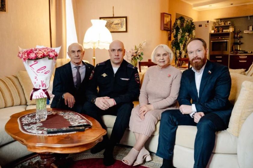 Начальник УМВД России по г.о. Красногорск и депутат Государственной Думы поздравили ветерана органов внутренних дел с первым весенним праздником