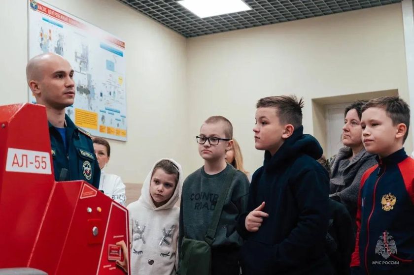 Фонд «Защитники Отечества» совместно с МЧС России проводит для семей участников и ветеранов спецоперации просветительские мероприятия, которые помогают детям ближе познакомиться с профессией спасателя.