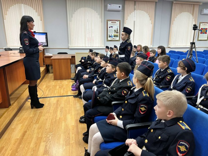 В Красногорске полицейские провели экскурсию для учеников кадетского класса МВД