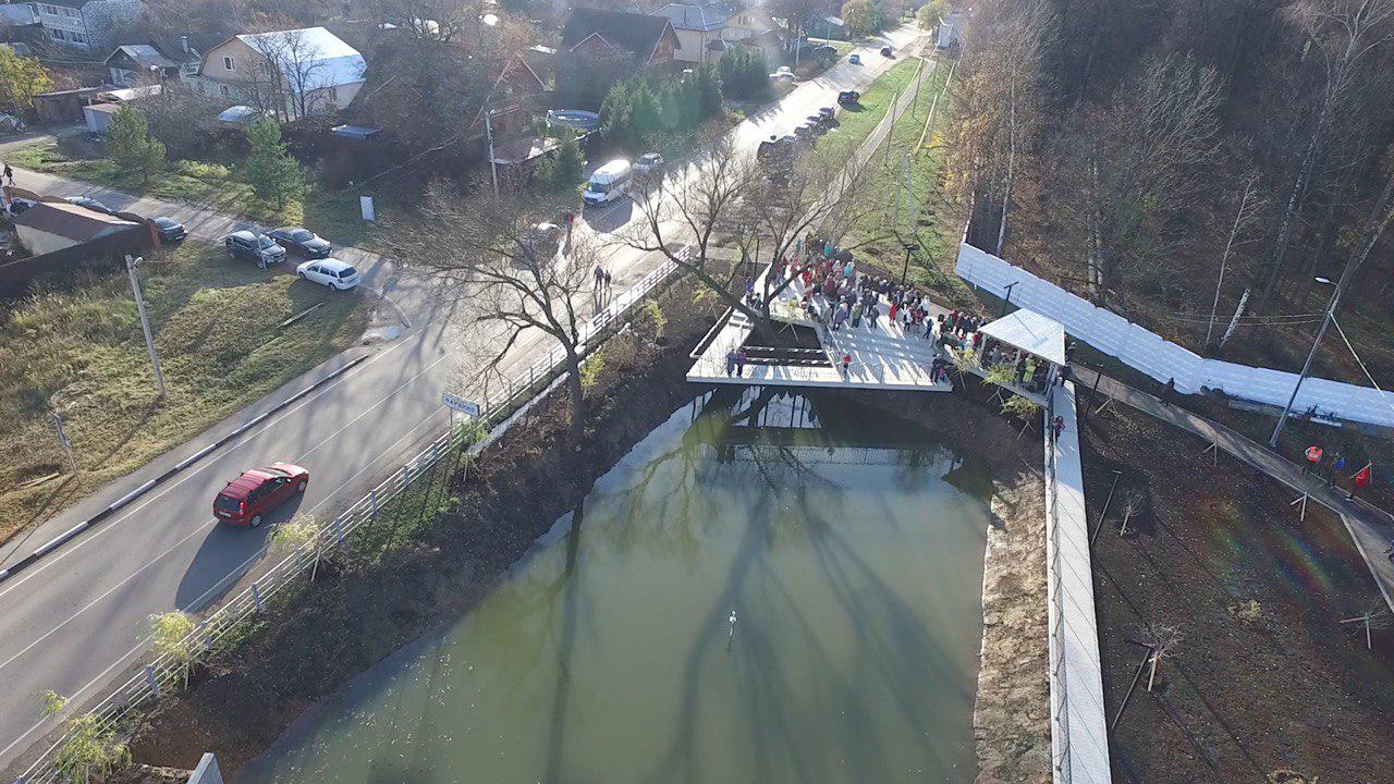 Благоустроенную зону пруда открыли в деревне Марьино