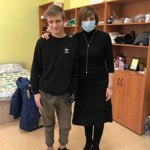 Подростку из Донбасса поставили бионический протез кисти руки
