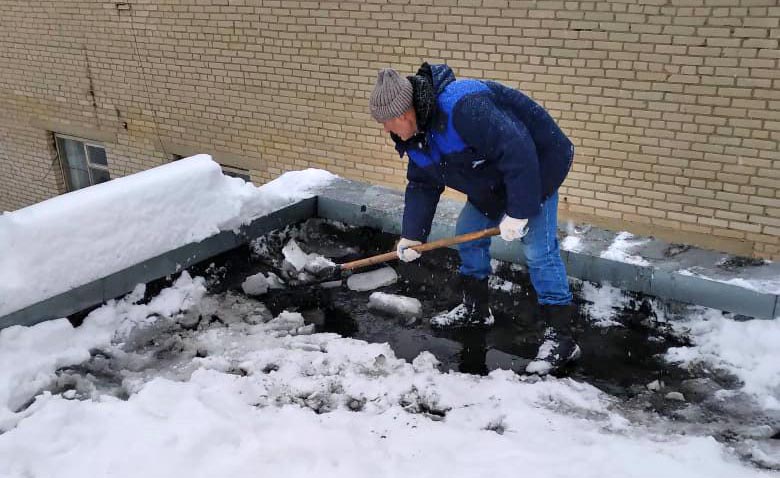 Жилищно-коммунальные службы филиала ФГБУ «ЦЖКУ» Минобороны России очищают крыши от льда