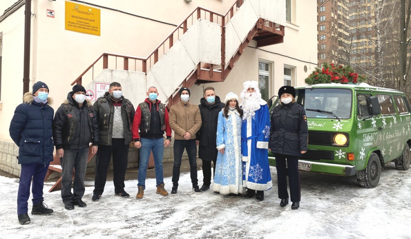 В Красногорске полицейские и общественники присоединились к акции «Полицейский Дед Мороз»