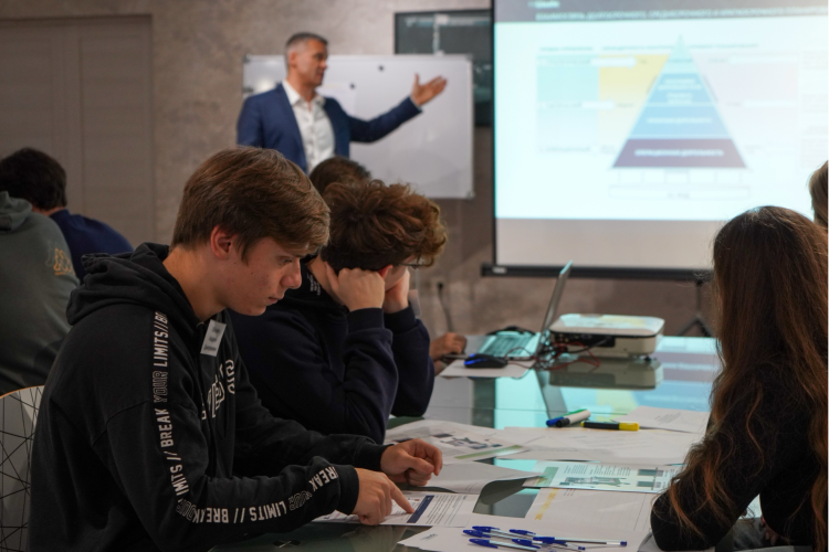 Светоотражающие элементы повышают видимость пешеходов на неосвещенной дороге и значительно снижают риск возникновения дорожно-транспортных происшествий с их участием. Фликер на одежде – на сегодняшний день реальный способ уберечь ребенка от травмы на неос