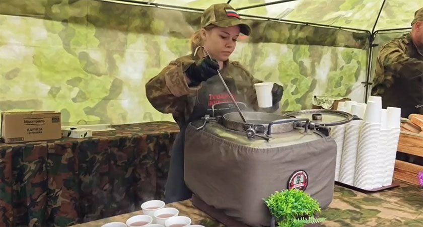Участников торжественных митингов угощали ароматной кашей и горячим чаем из полевой кухни