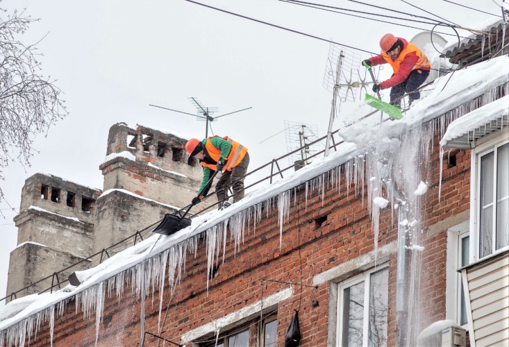 Госжилинспекция напомнила коммунальщикам, как правильно содержать крыши МКД зимой