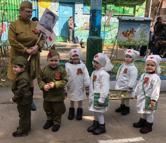 В красногорском детском саду № 2 прошёл парад в честь 9 мая