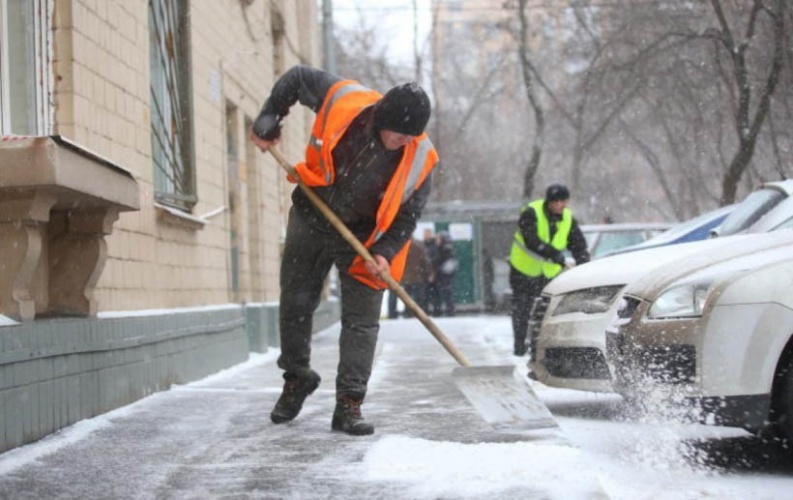 Коммунальные службы Подмосковья убирают снег в усиленном режиме