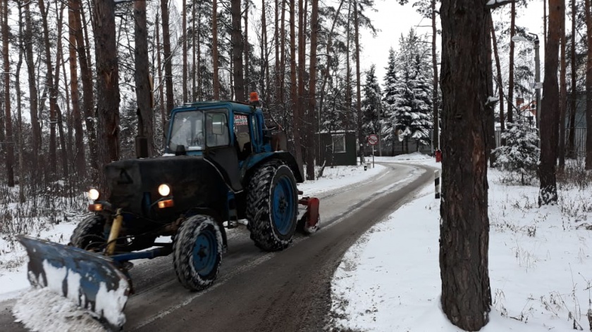 В уборке снега в Красногорске задействовано порядка ста единиц техники