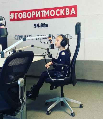 Юная жительница Красногорска попробовала себя в роли радиоведущей