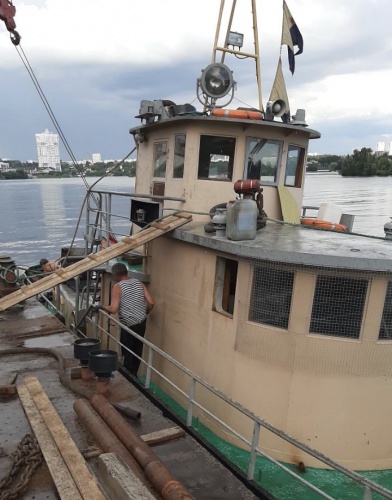 Затонувшее в Красногорске судно подняли на поверхность воды