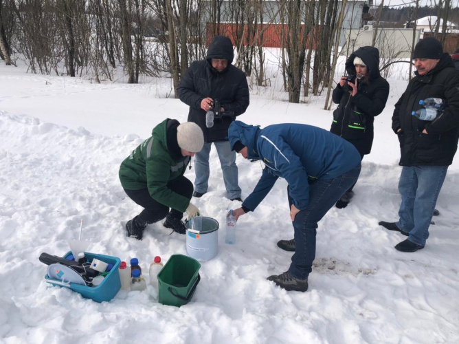 Общественники рабочего штаба полигона ТКО «Ядрово» взяли на пробы очищенный фильтрат