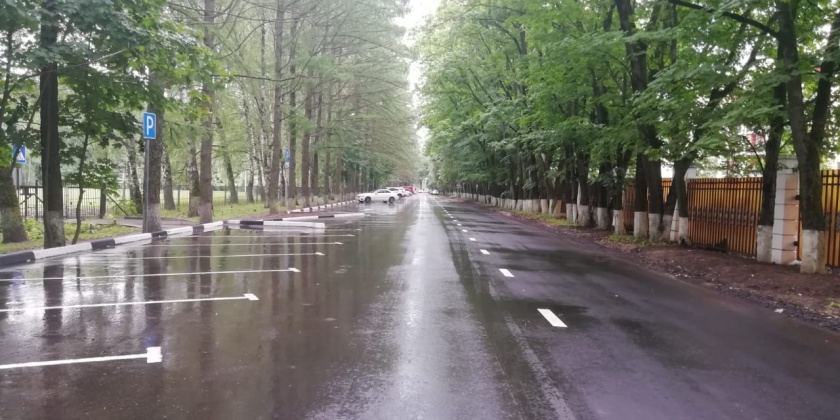 В поселке Архангельское отремонтировали дорогу и обустроили парковку