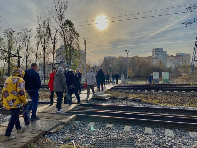 16 нарушителей выявили в ходе рейда на железнодорожном переходе в Красногорске