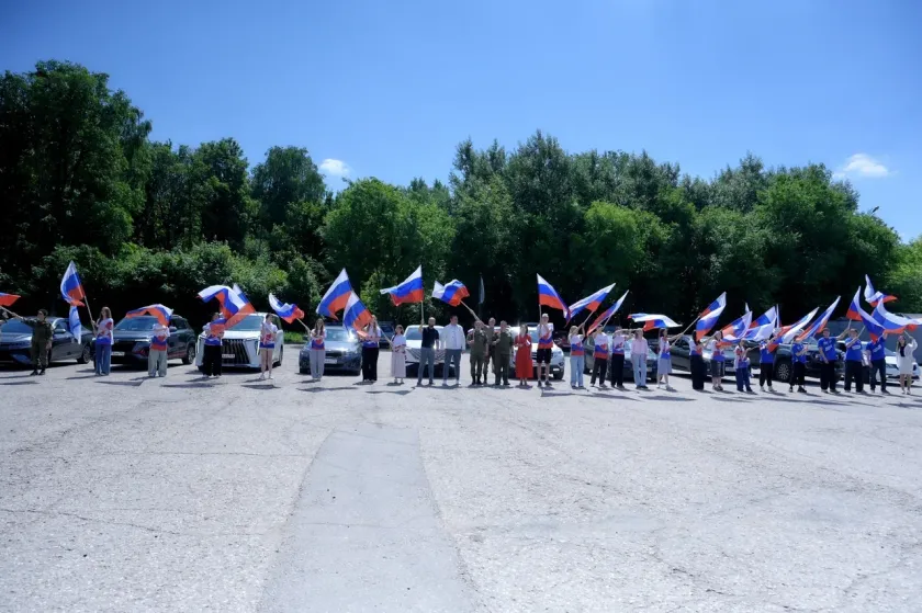 В преддверии Дня России  депутаты местного Совета депутатов, активисты партии «Единая Россия», молодогвардейцы, волонтёры и военнослужащие проехали по улицам городского округа Красногорск