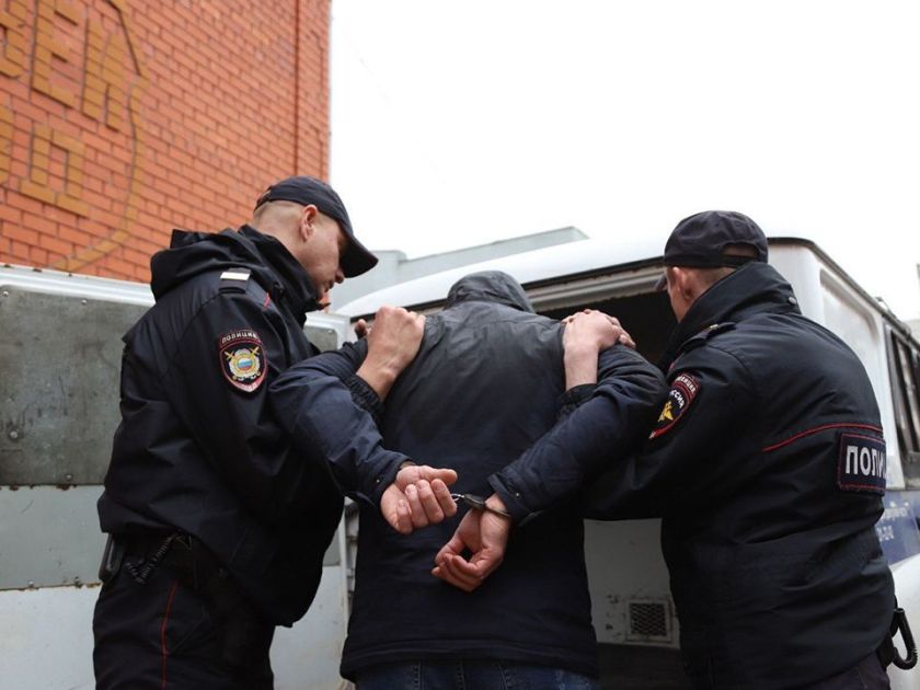 Полицейские в Красногорске задержали подозреваемого в хищении денег из торговой палатки