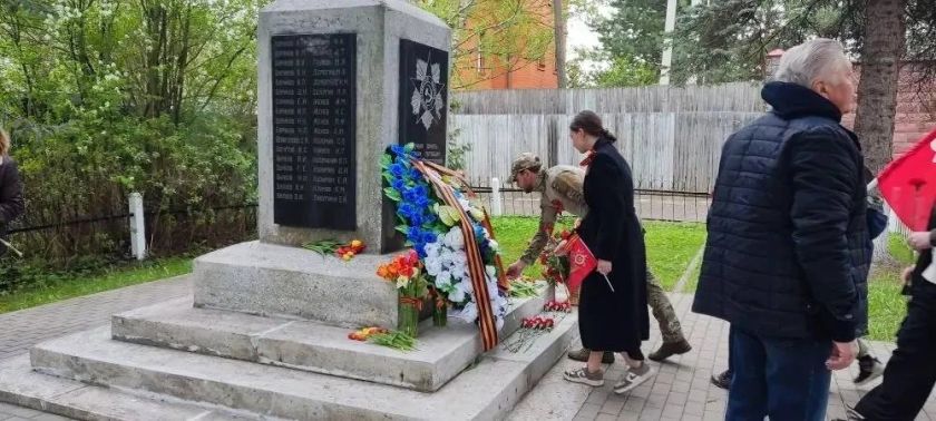 В деревне Бузланово прошел торжественный митинг и возложение цветов у памятника односельчанам, не вернувшимся с войны