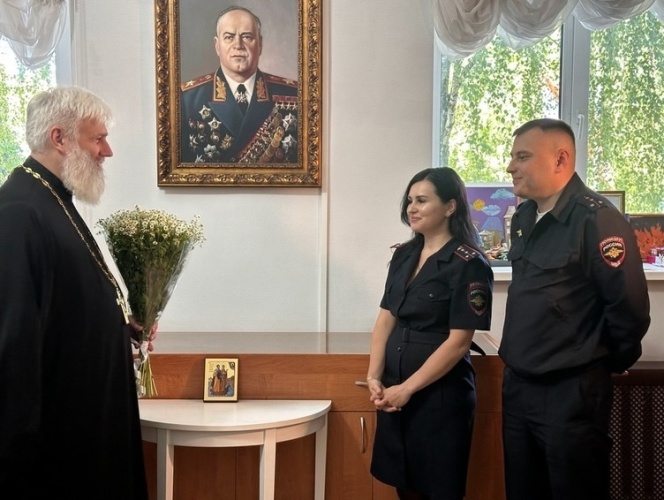 Общественник в Красногорске поздравил семью сотрудников полиции с Днём семьи, любви и верности