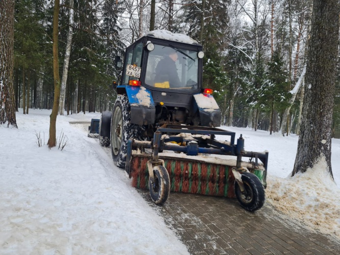 В Красногорске продолжается уборка снега и противогололедная обработка