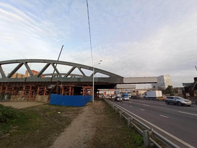 Более 50% арочного пролетного строения надвинули на строящемся путепроводе через Ленинградское шоссе в Химках