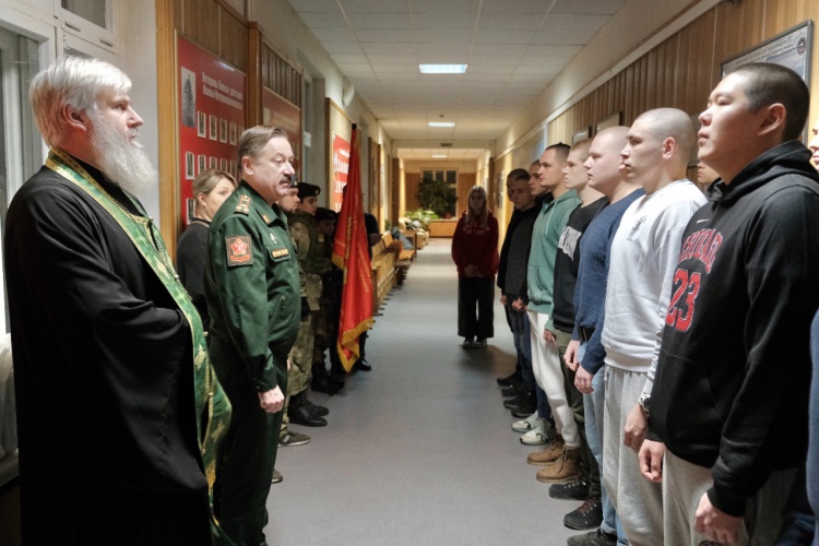 В военном комиссариате Красногорска проводили на срочную службу группу призывников