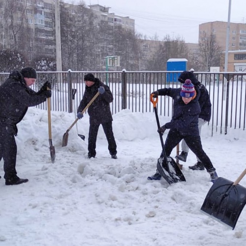 Родители и педагоги расчистили территории школ и детских садов от снега