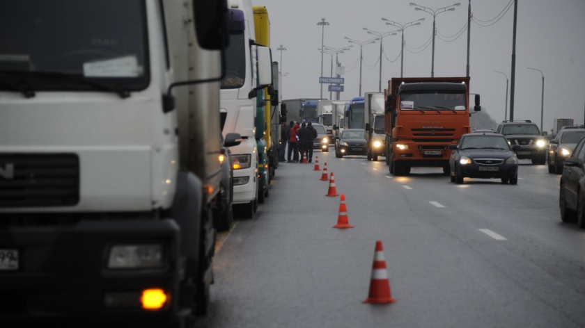Движение большегрузов свыше 12 тонн по дорогам Подмосковья и МКАД ограничат 20 и 21 февраля