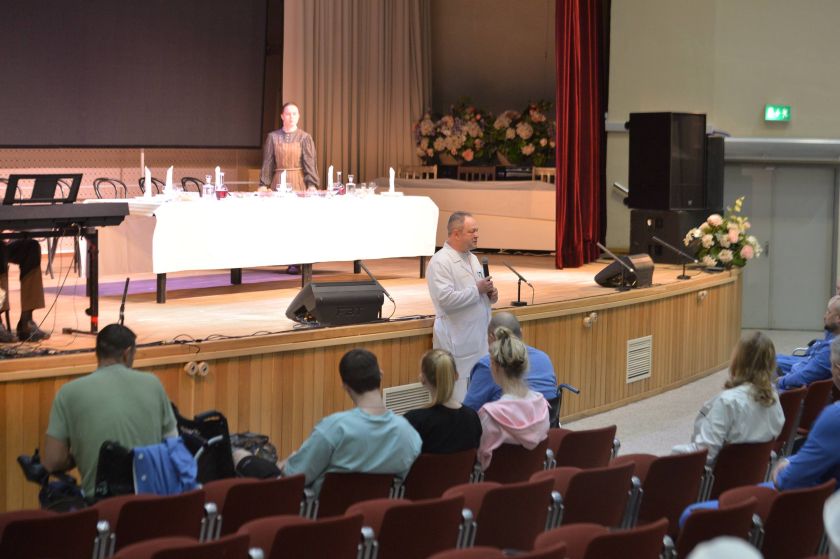 Театр Моссовета представил спектакль «Замужняя невеста» для участников СВО и персонала национального медицинского центра на сцене НМИЦ ВМТ им. А.А. Вишневского