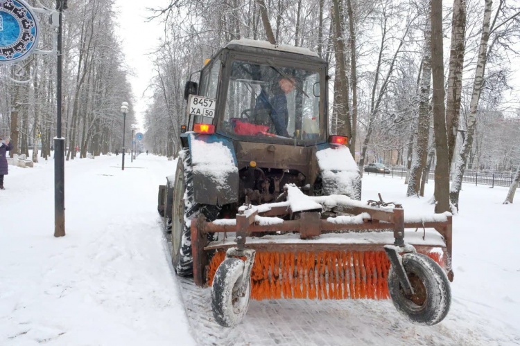 Более 100 единиц техники вышло на уборку снега в Красногорске