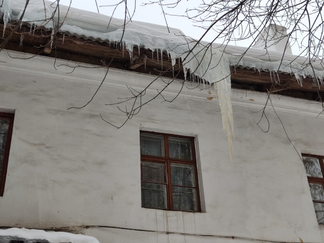 В Красногорске продолжается проверка наледи на крышах домов