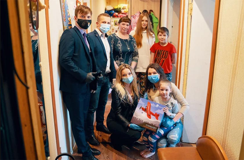 25 подарочных наборов передали бизнесмены семьям из Красногорска