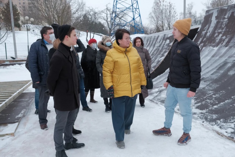 Эльмира Хаймурзина проверила ход реконструкции скейт-парка в Яблоневом сквере