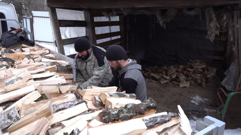 В Красногорске пенсионерам и малоимущим жителям доставляют дрова на дом