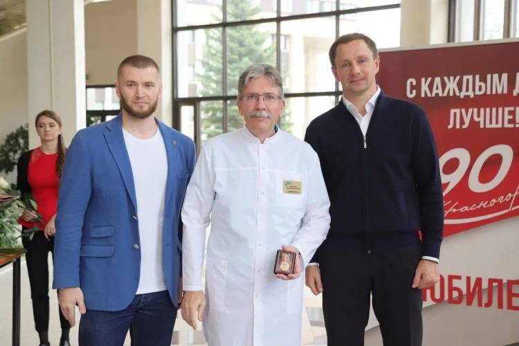 Дмитрий Волков наградил коллектив медицинских работников «Медси»