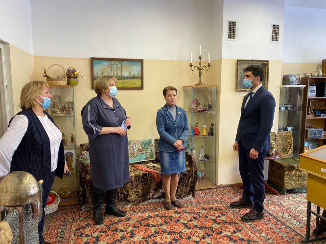 Депутат Мособлдумы посетил школу в Красногорске