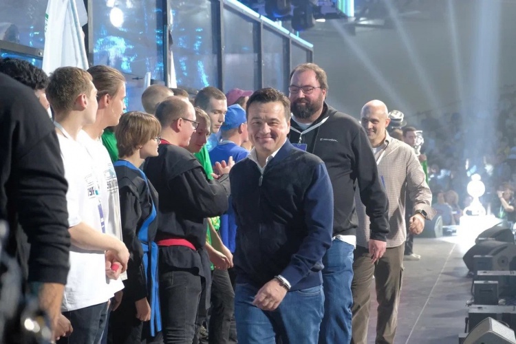 Андрей Воробьев пожелал удачи участникам Международного чемпионата «Битва роботов»