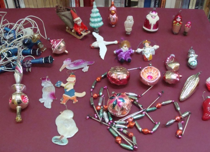 Около 100 новогодних игрушек передали жители в Красногорский филиал музея Победы