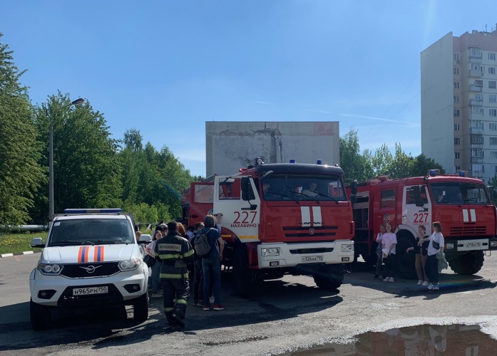 Пожарные и спасатели Красногорска провели занятия с учащимися в День защиты детей
