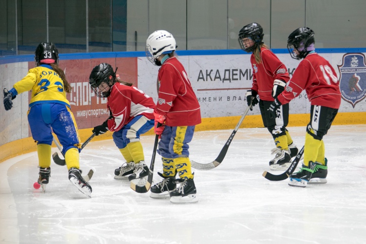 Красногорские спортсменки стали лучшими в турнире по хоккею с мячом