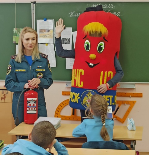 Учеников красногорской гимназии научили пользоваться огнетушителем