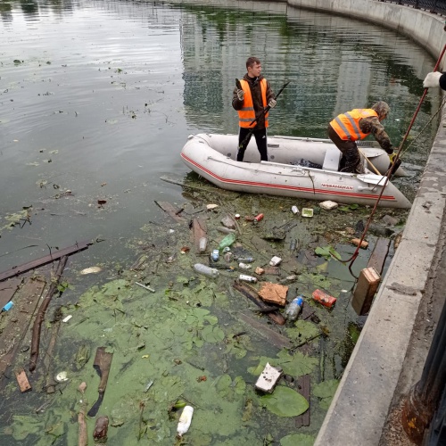 Коммунальные службы Красногорска расчистили от мусора водную поверхность Москвы-реки