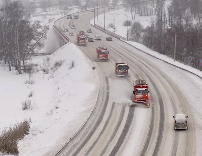 Минтранс Подмосковья призывает автомобилистов не выезжать на дороги в сильный снегопад