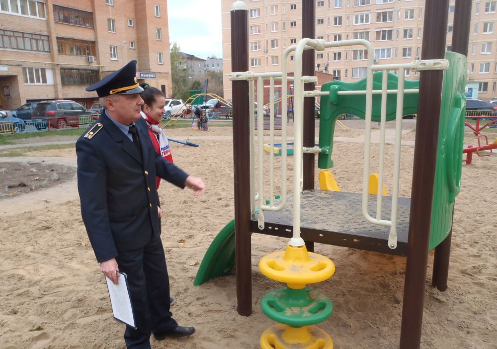 Госадмтехнадзор и «Молодая Гвардия» проверили детские площадки в Ногинске