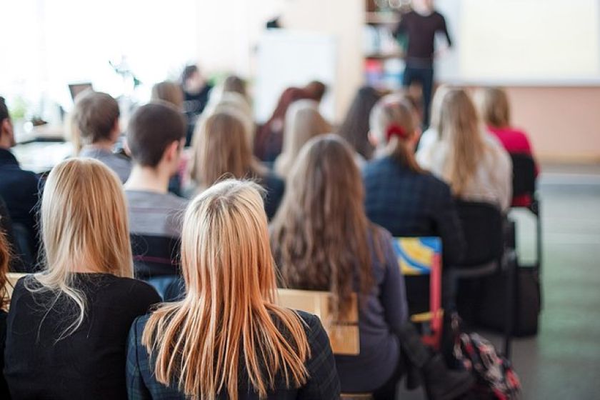 Госдума приняла закон о бесплатном обучении в вузах для вдов участников СВО