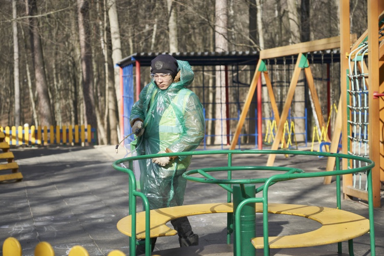В Красногорске дезинфицируют детские площадки для профилактики коронавируса