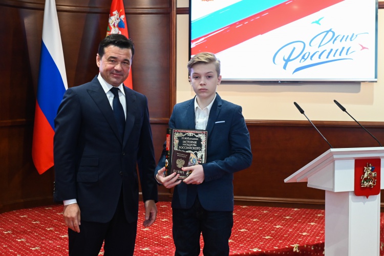Красногорский восьмиклассник получил паспорт из рук главы Подмосковья
