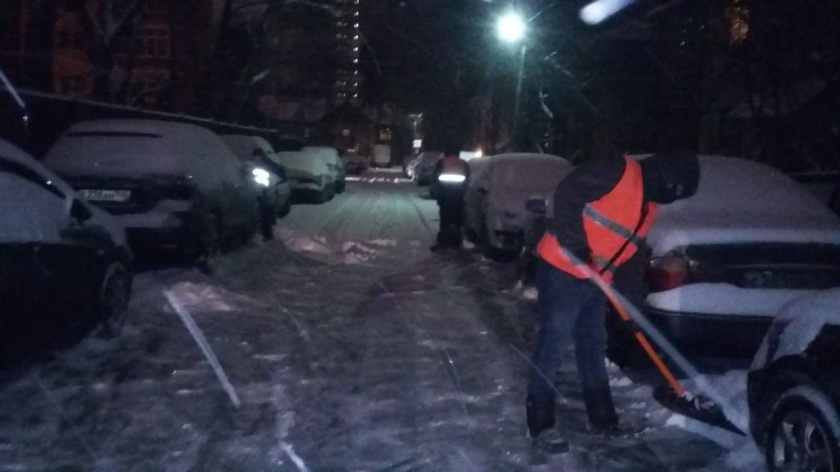 В Красногорске устраняют последствия ночного снегопада